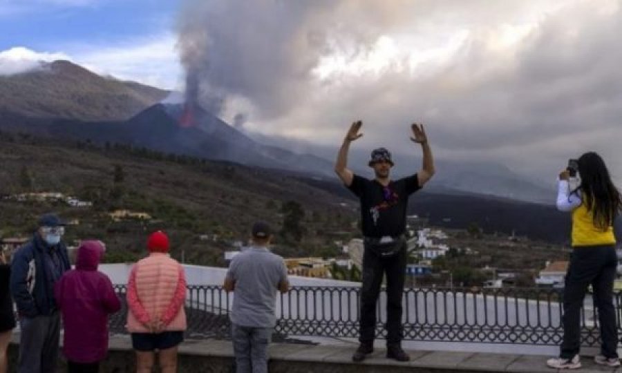 Vullkani La Palma bëhet atraksion turistik për mijëra të huaj