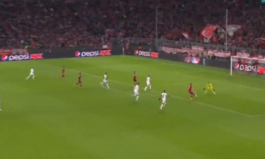Lewa e kompleton hat-trikun, asistohet nga portieri Neuer