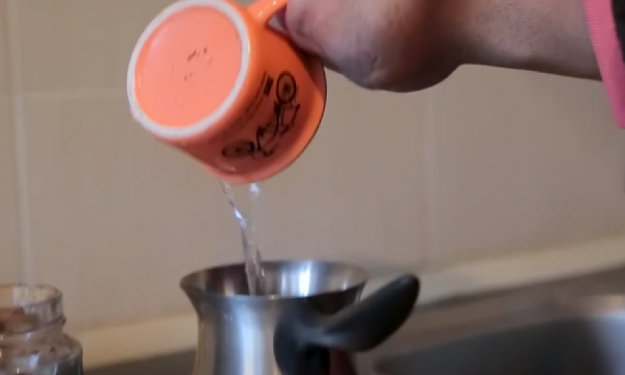 I riu pa duar që e përdor telefonin me këmbë e përgatit kafe me gojë