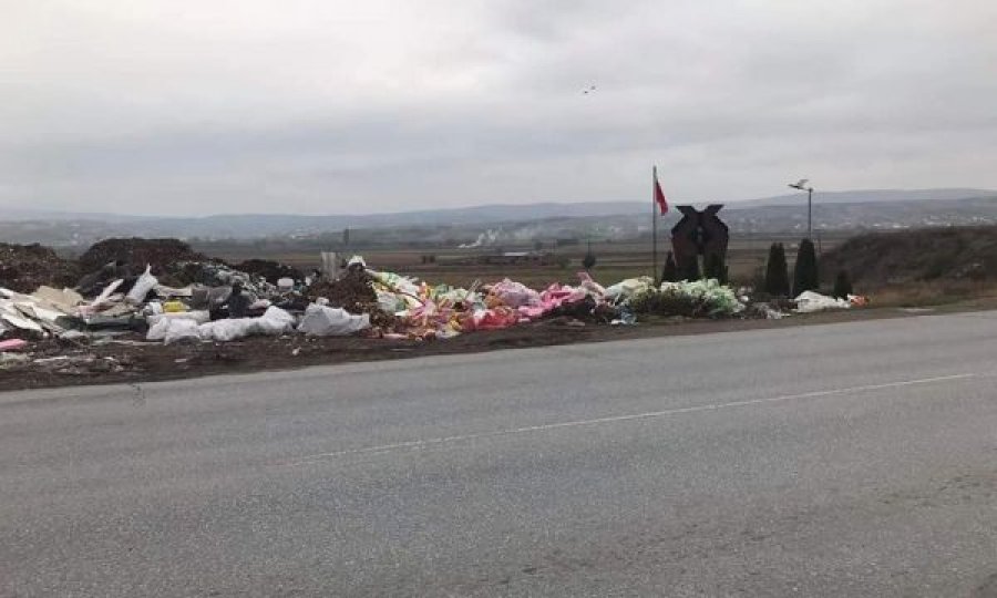 Latifi komenton lapidarin e rrethuar me mbeturina: Flet më shumë se njëmijë fjalë për kulturën dhe mentalitetin tonë