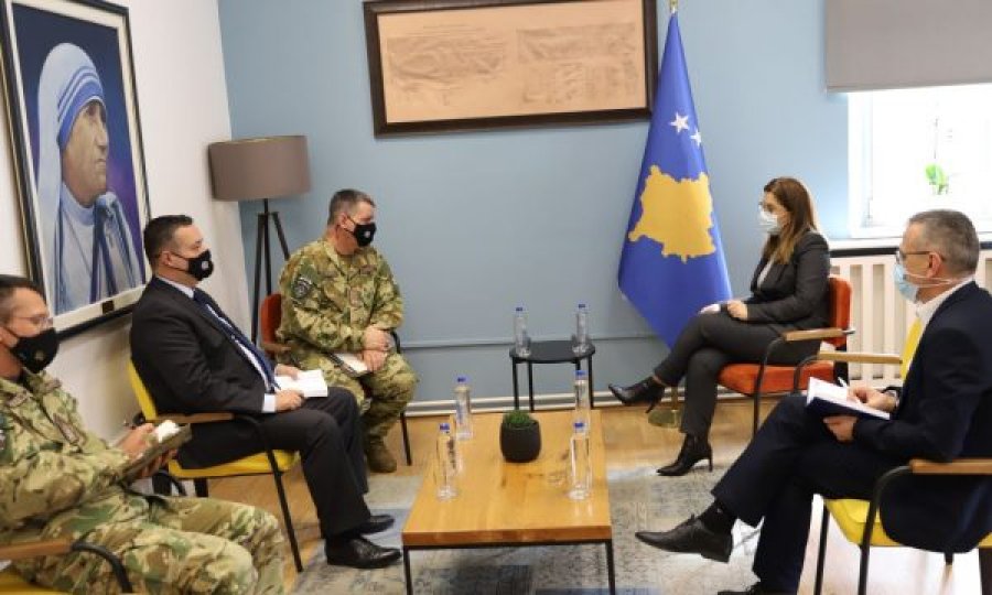 U.D ministrja e Shëndetësisë takohet me komandatin e KFOR’it, flasin për bashkëpunim