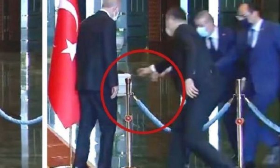 Videoja ku ecë me vështirësi bëhet virale, Erdogan është i sëmurë