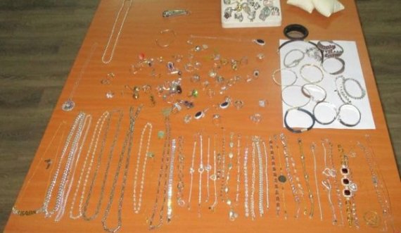 Grabitje në një dyqan në Prishtinë: Të arrestuarit i gjenden stoli ari, thikë e kaçavidë