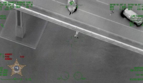 Ishte në ndjekje nga policia, shikoni se si 43-vjeçari del nga makina dhe hidhet nga ura