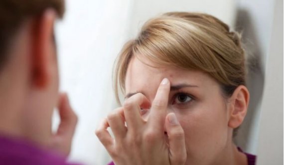 “Kurrë mos i hiqni nishanet vetë në shtëpi!”/ Dermatologët bëjnë paralajmërimin e fortë pas videove virale në TikTok