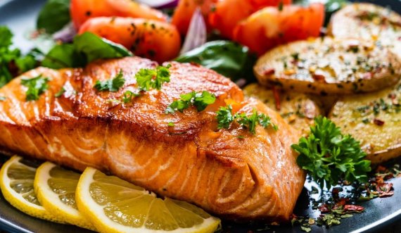 Receta e Pepës: Salmon me salcë domatesh