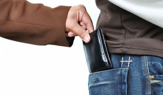 “Njëri e mbajti për krahu një grua e tjetri ia grabiti portofolin”, arrestohet një 16-vjeçar në Ferizaj