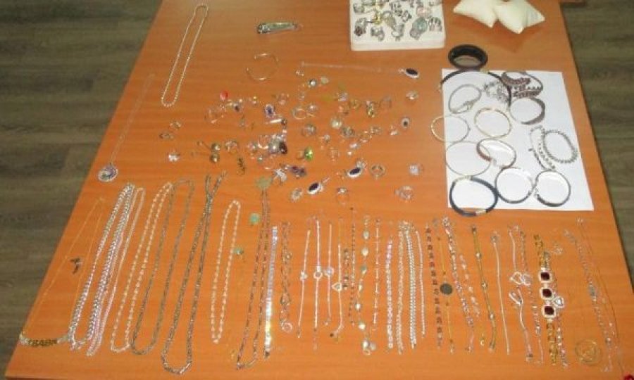 Grabitje në një dyqan në Prishtinë: Të arrestuarit i gjenden stoli ari, thikë e kaçavidë