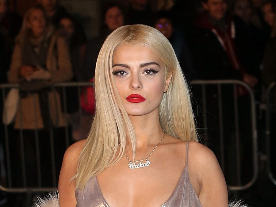 Bebe Rexha merr vëmendjen me dekoltenë e hapur dhe dukjen provokuese në koncert me të dashurin