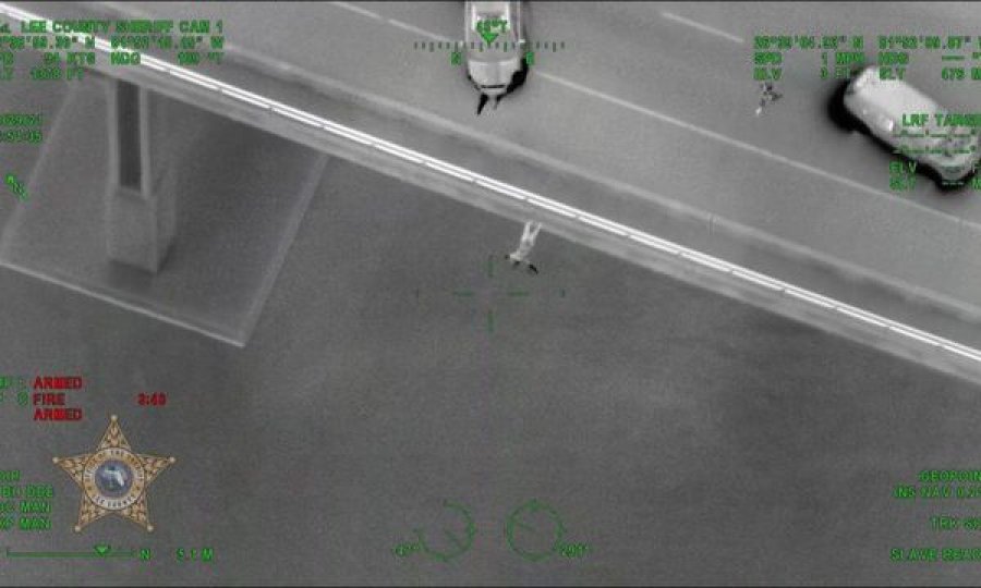 Ishte në ndjekje nga policia, shikoni se si 43-vjeçari del nga makina dhe hidhet nga ura