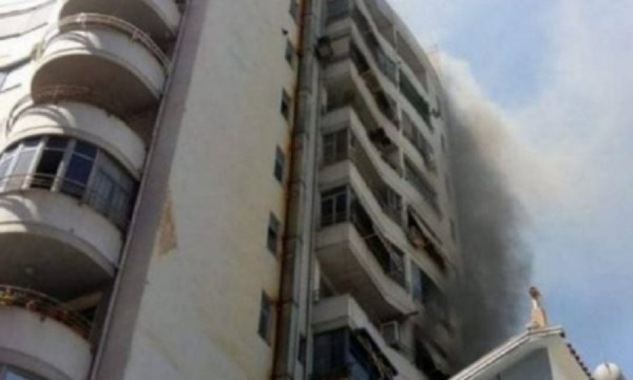 Bie zjarr në një banesë, punonjësi i zjarrfikëses: Dikush po bërtiste “fëmija, fëmija”