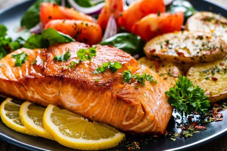 Receta e Pepës: Salmon me salcë domatesh