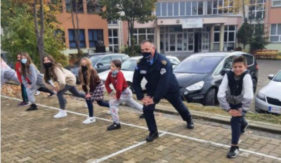 ​Policët në Prizren nisin ditën me ushtrime të ndryshme me nxënës