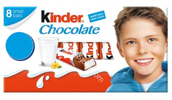 Dikur imazhi i çokollatës sonë të preferuar, ja si duket sot djaloshi i “Kinder”