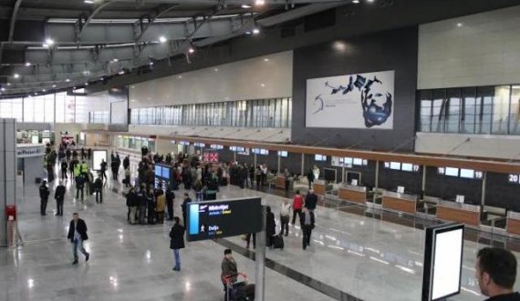 Kosovari kapet me revole në Aeroportin e Prishtinës