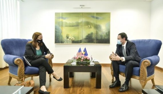 Zyrtarja e lartë amerikane në Prishtinë, takon kryeministrin Kurti