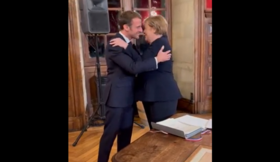 Kjo video e Emmanuel Macron dhe Angela Merkel bëhet virale