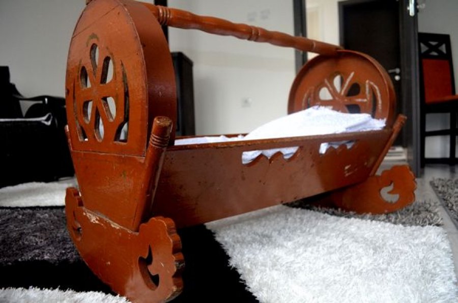 Pediatri kosovar: Vendosja e foshnjës në djep është akt i dhunës dhe abuzimit