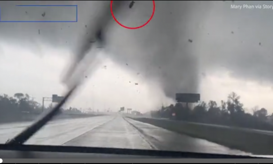 Shikoni se si tornado merr veturat me vete 