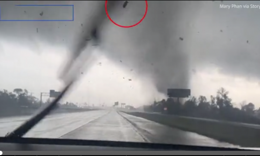 Shikoni se si tornado merr veturat me vete