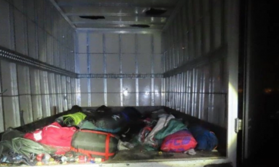 Policia shkatërron një rrjet të trafikimit të migrantëve nga Ballkani