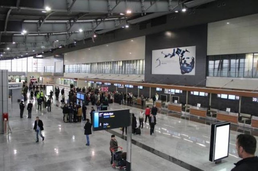 Kosovari kapet me revole në Aeroportin e Prishtinës