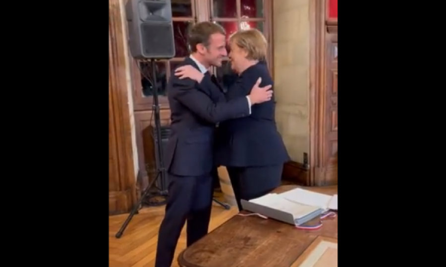 Kjo video e Emmanuel Macron dhe Angela Merkel bëhet virale