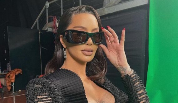 Dafina Zeqiri me veshje të njëjt, në dy klipe të ndryshme