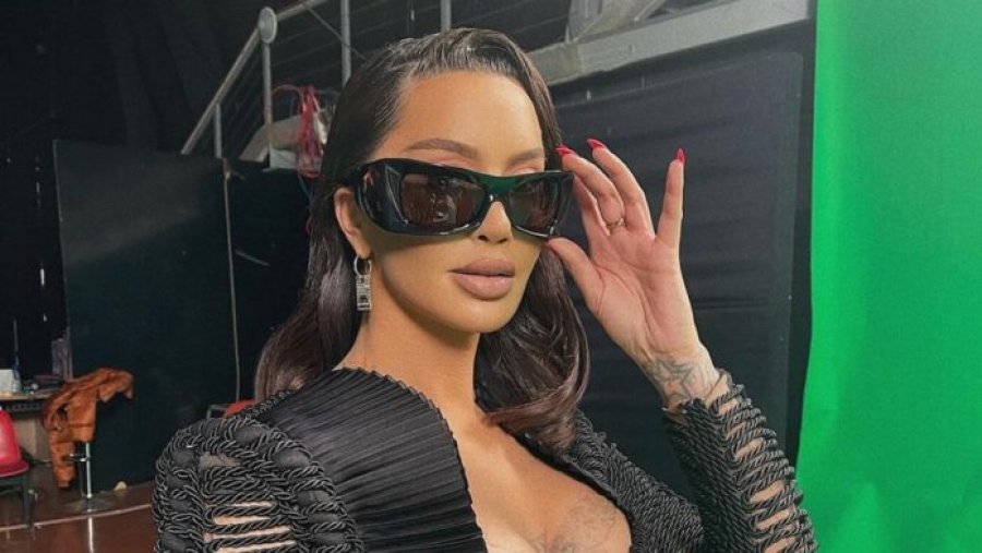 Dafina Zeqiri me veshje të njëjt, në dy klipe të ndryshme