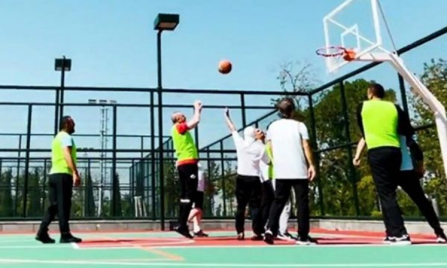 Erdogan luan basketboll me të rinjtë, por të gjitha pikët i realizon “pa lëvizur” nga pozita e njëjtë