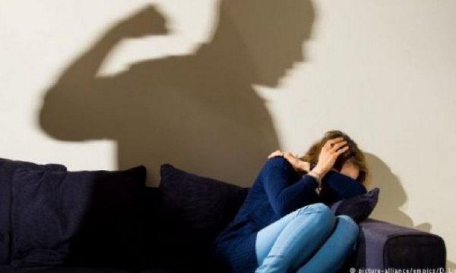 Raportohen disa raste të dhunës në familje, gratë vazhdojnë të sulmohen fizikisht