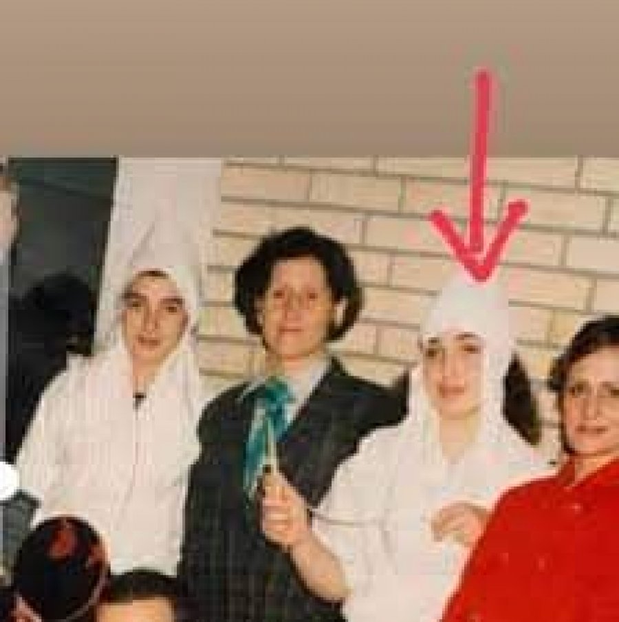 A po e njihni këtë politikane me veshje tradicionale?