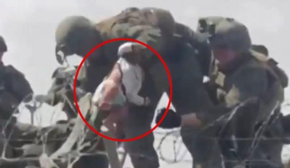 Çifti afgan në kërkim të birit dymuajsh që ia dorëzuan ushtarit në aeroportin e Kabulit