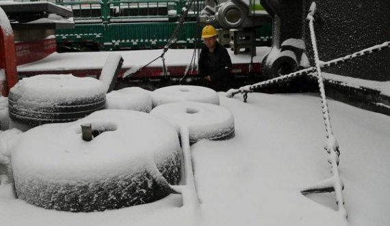 Reshje të dendura dëbore, anulohen fluturimet