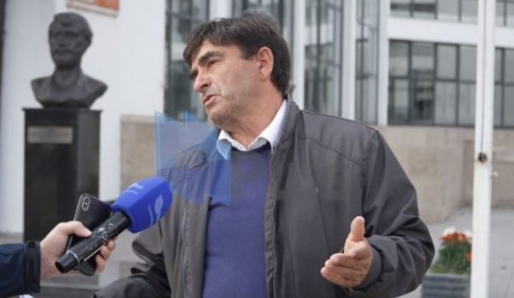 Bislim Bislimaj i VV’së në konferencë për media, drejton gishtin nga Sokol Haliti