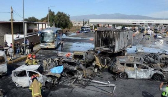 Aksindent i rëndë, kamioni përplaset me 6 vetura, 19 të vdekur