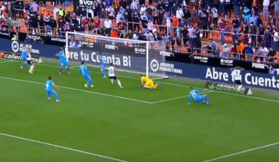 Autogol qesharak nga mbrojtësi malazez në ndeshjen Valencia – Atletico