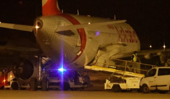 Sajuan ulje emergjente, emigrantët e paligjshëm vrapojnë sapo hapet dera e avionit