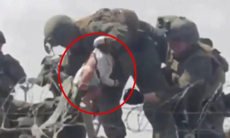 Çifti afgan në kërkim të birit dymuajsh që ia dorëzuan ushtarit në aeroportin e Kabulit