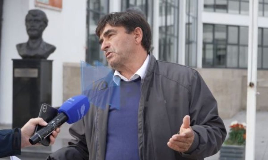 Bislim Bislimaj i VV’së në konferencë për media, drejton gishtin nga Sokol Haliti