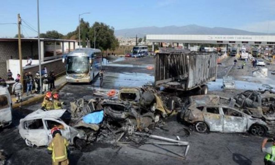 Aksindent i rëndë, kamioni përplaset me 6 vetura, 19 të vdekur