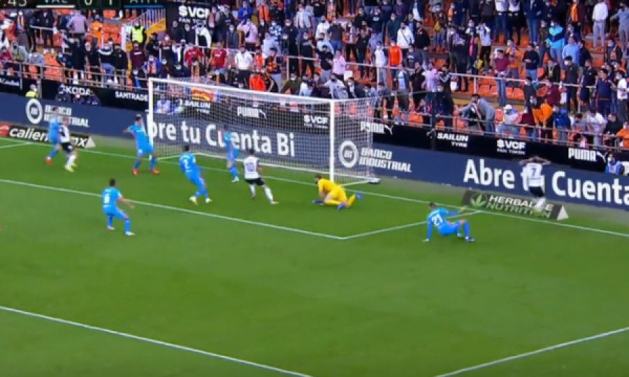 Autogol qesharak nga mbrojtësi malazez në ndeshjen Valencia – Atletico