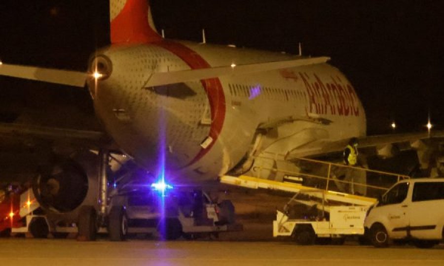 Sajuan ulje emergjente, emigrantët e paligjshëm vrapojnë sapo hapet dera e avionit