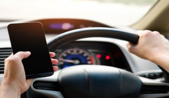 Pse nuk duhet ta mbushni telefonin në veturë?