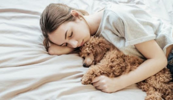 A duhet të flini me kafshën shtëpiake? 
