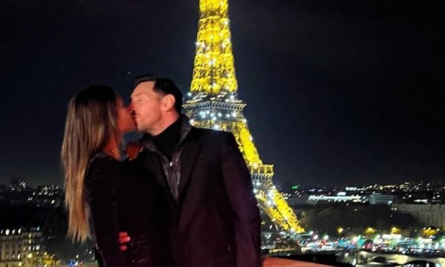 Pamje: Messi puthje romantike me gruan pranë Kullës së Ajfelit në Paris