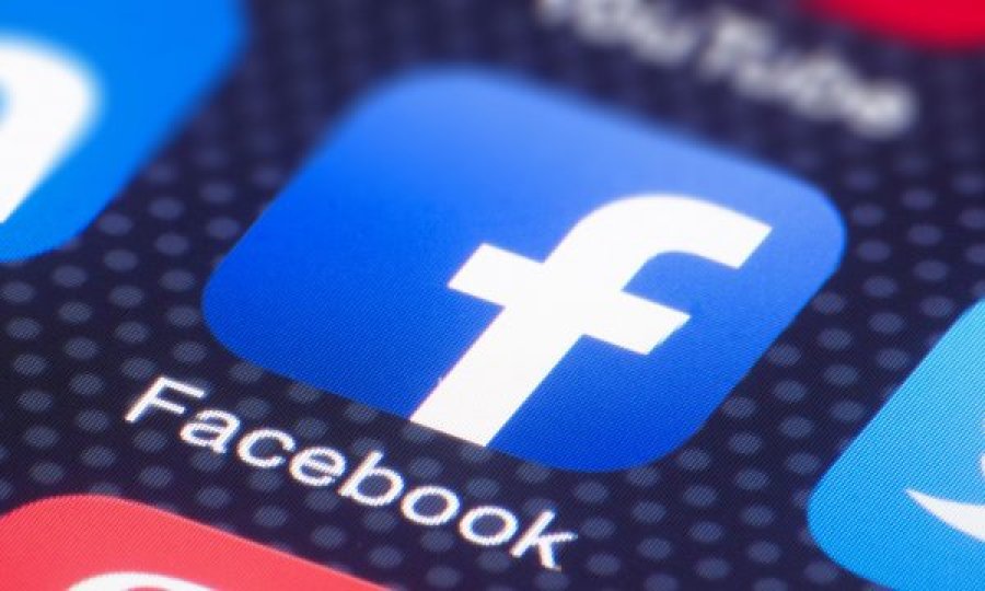 Këngëtares kosovare i hakohet Facebook’u, kërkon ndihmë