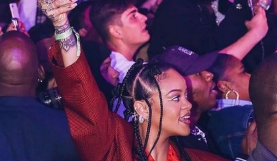 E veshur me të kuqe, Rihanna i magjepsi të gjithë në koncertin e partnerit