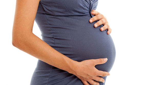 E mitura nga Gjakova shtatzënë, deklaron se është duke bashkëjetuar që dy vite me babanë e foshnjës