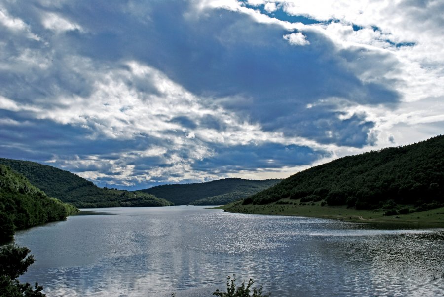 Gjendet e vdekur një grua në Liqenin e Badovcit, policia nis hetimet
